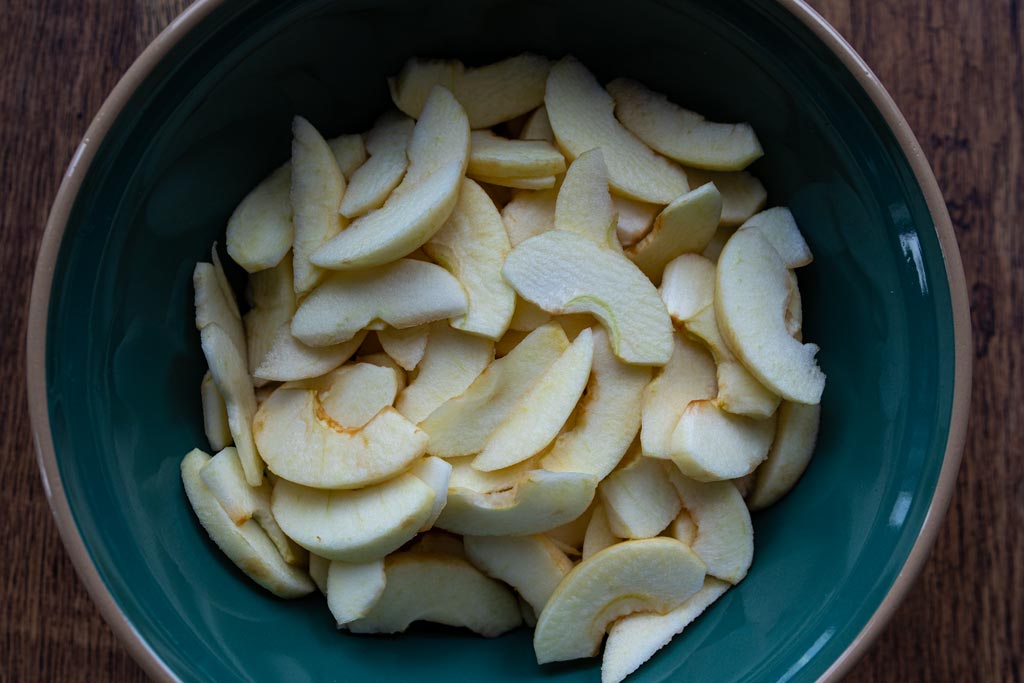 bowl of sliced apples