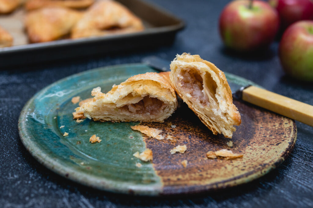 appelflappen Dutch turnover sliced in half