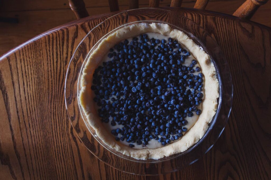 adding wild maine blueberries to the mustikkapiirakka