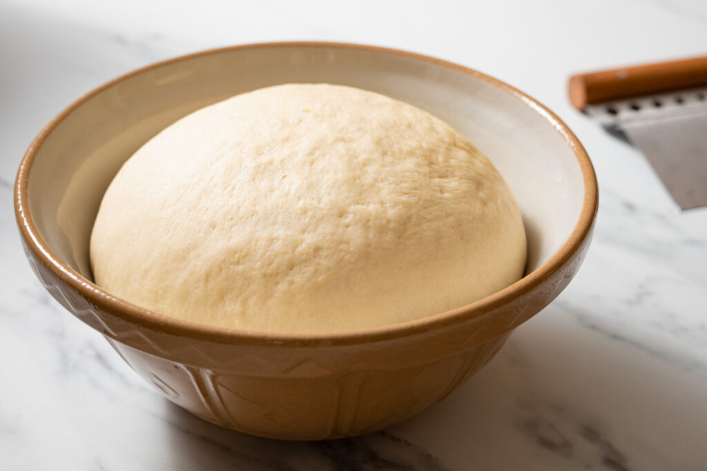 zeeuwse bolussen dough rising in a mixing bowl